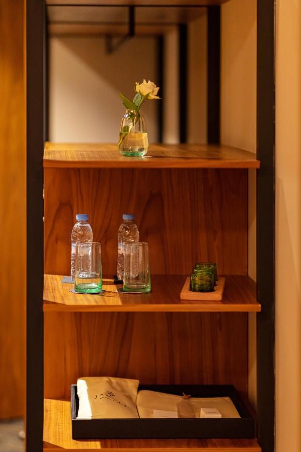 Hotel Jadali & Spa 马拉喀什 外观 照片 Bottled water in a hotel room