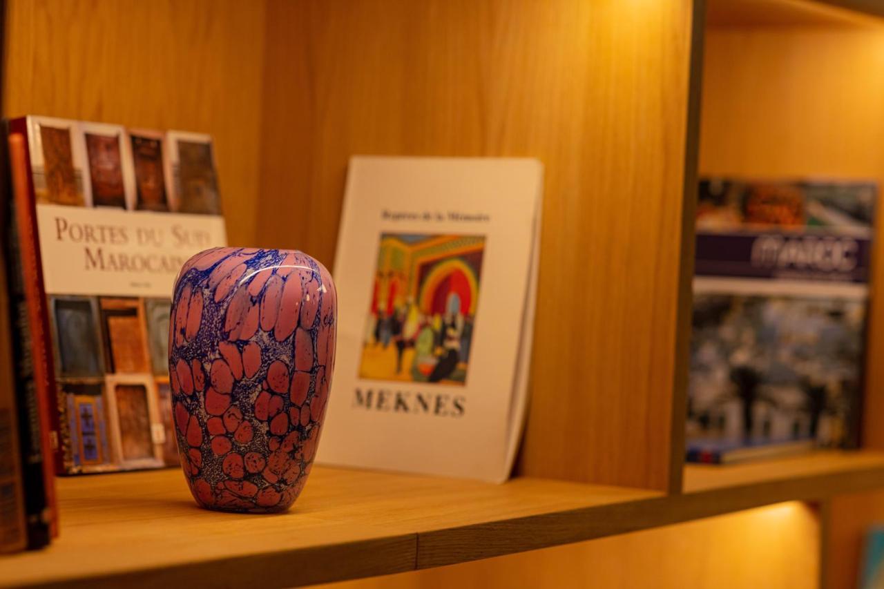 Hotel Jadali & Spa 马拉喀什 外观 照片 A book by Roger Raveel in the library of the University of Ghent