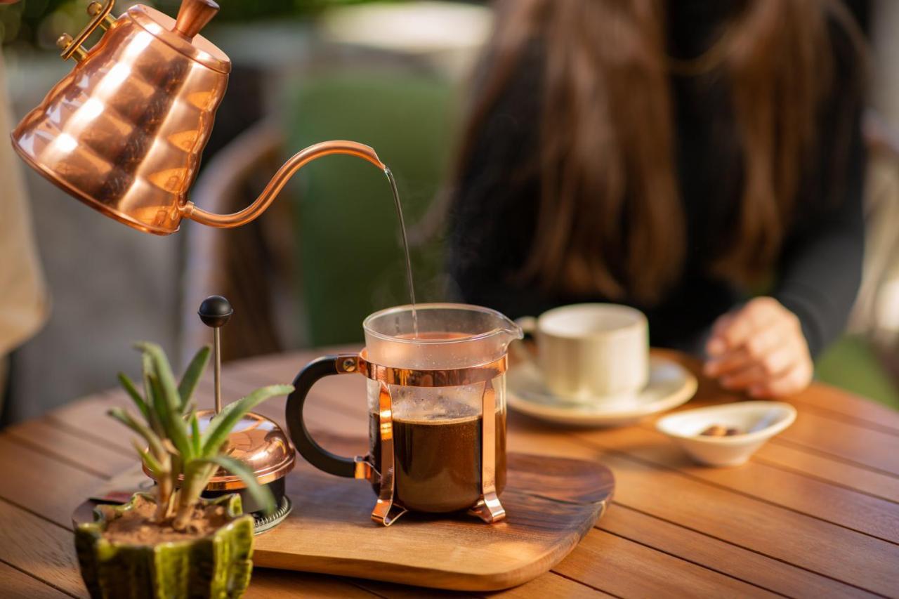 Hotel Jadali & Spa 马拉喀什 外观 照片 A copper kettle and a glass cup