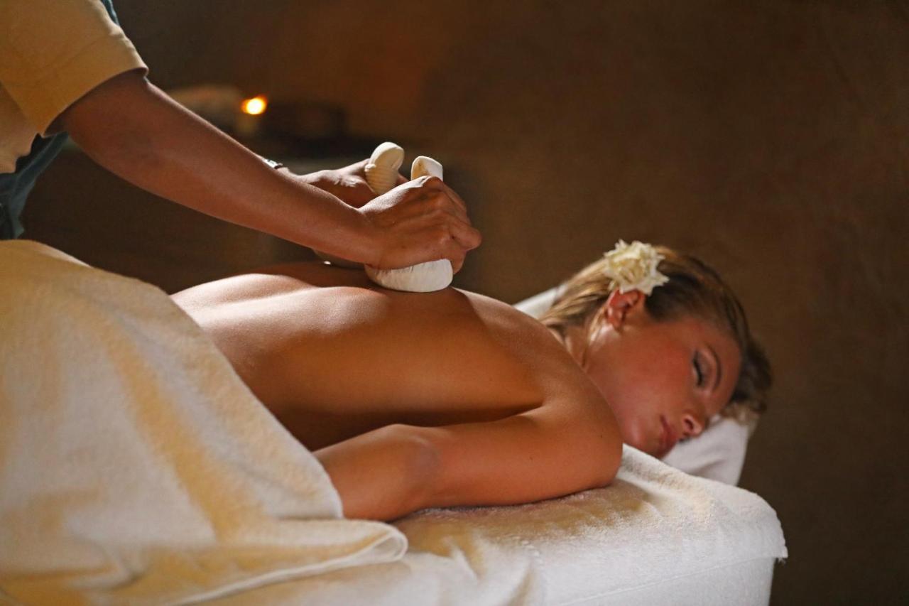 Hotel Jadali & Spa 马拉喀什 外观 照片 A woman receiving a massage with hot stones