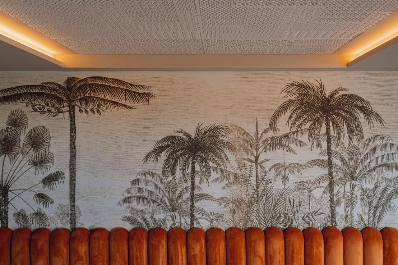 Hotel Jadali & Spa 马拉喀什 外观 照片 Palm trees on the wall of the lobby